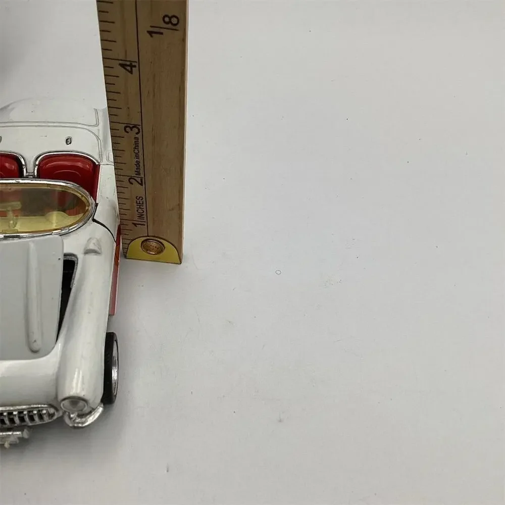 1957 Chevrolet Corvette‎ Diecast Model 1/24 Scale White Vintage Car